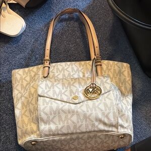 Michael Kors Cream Shoulder Bag with Elegant Design